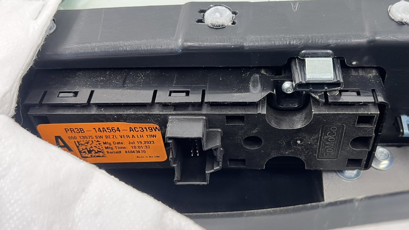 PR3B-C23943-GM319W / PR3B C23943 GM319W / PR3BC23943GM319W 24-25 FORD MUSTANG DARK HORSE DRIVER LEFT DOOR PANEL TRIM LEA