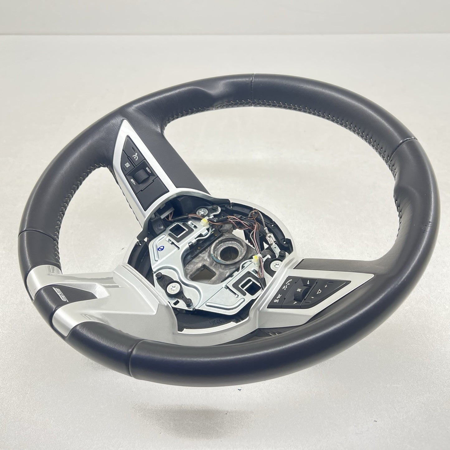 92236322 10-11 CHEVROLET CAMARO SS DRIVER STEERING WHEEL LEATHER 92236322 OEM