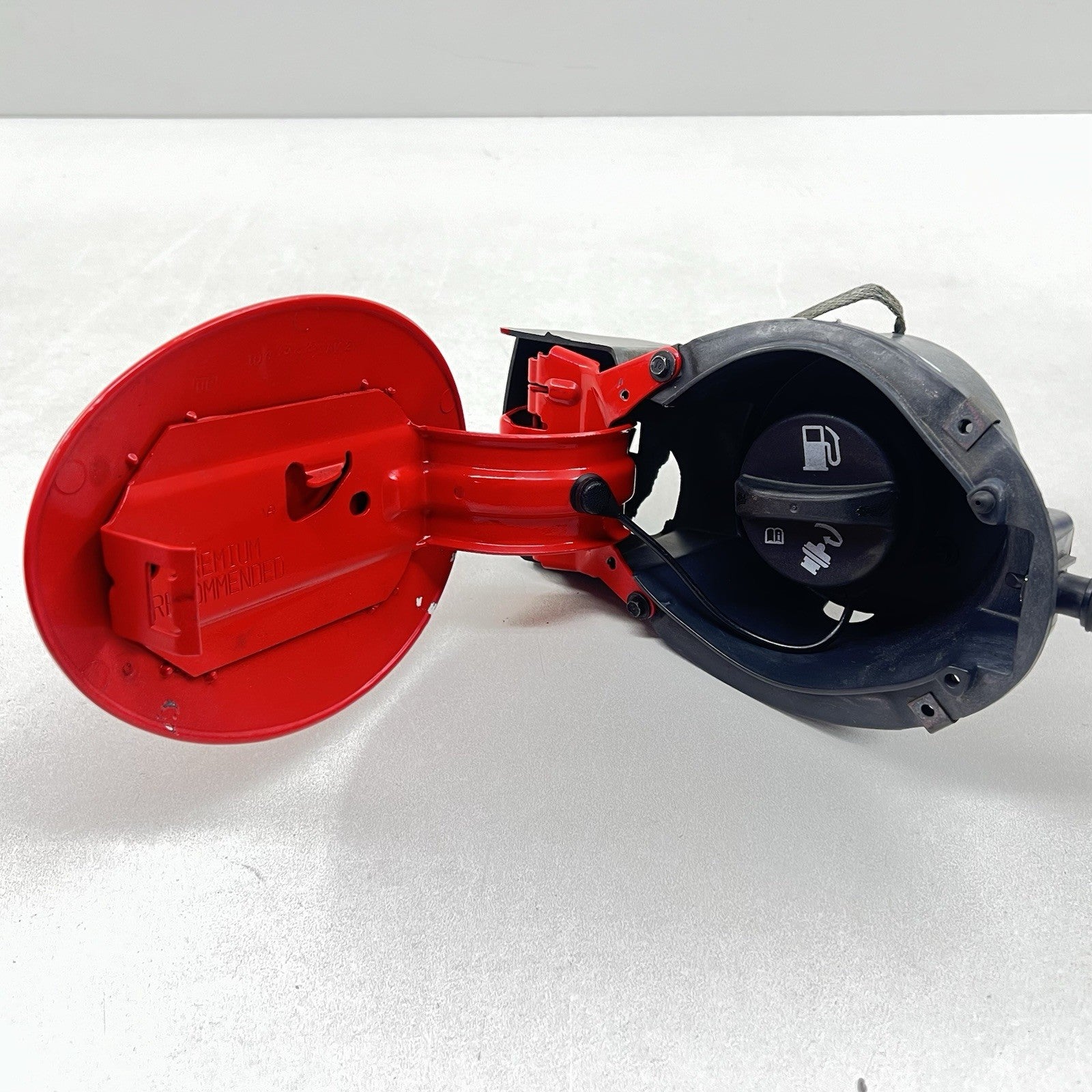 10401497 97-04 CHEVROLET CORVETTE C5 FUEL TANK GAS CAP DOOR LID ASSEMBLY 10401497 OEM