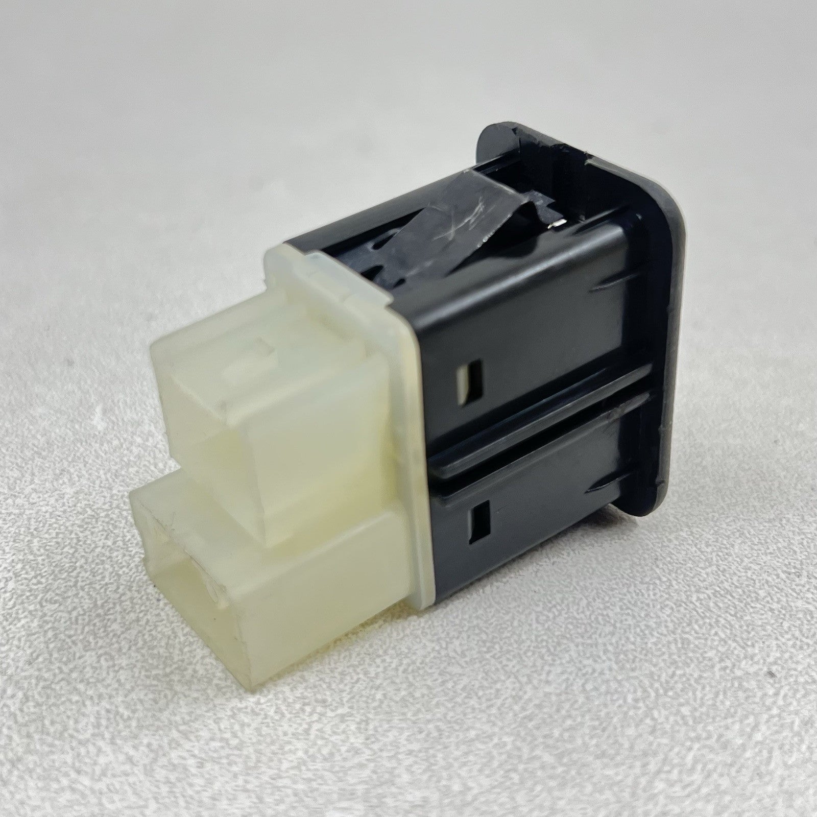 25832462 10-11 CHEVROLET CAMARO SS CENTER CONSOLE USB PORT SOCKET 25832462 OEM