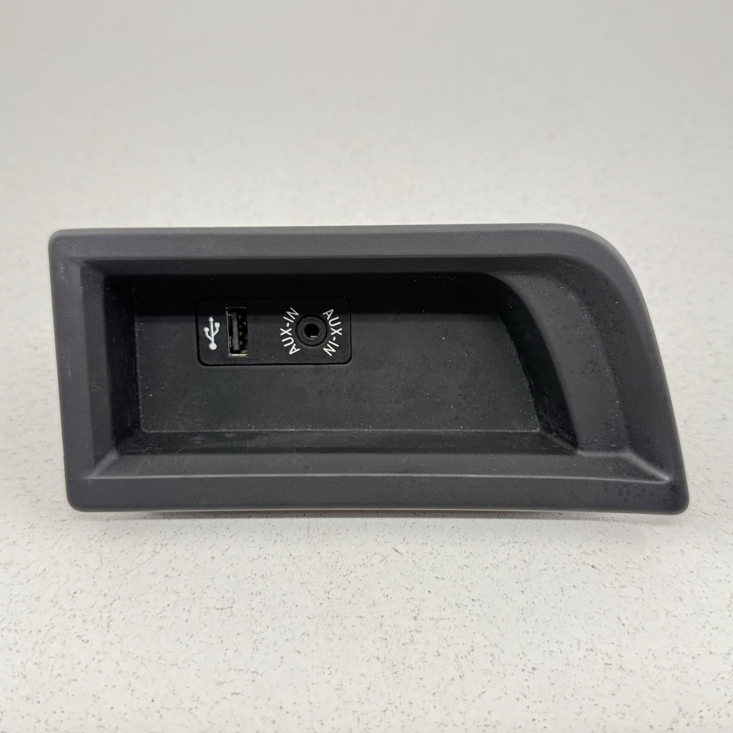 12-18 BMW F30 F80 M3 Center Console AUX USB Jack Port Trim Panel 9207357 OEM