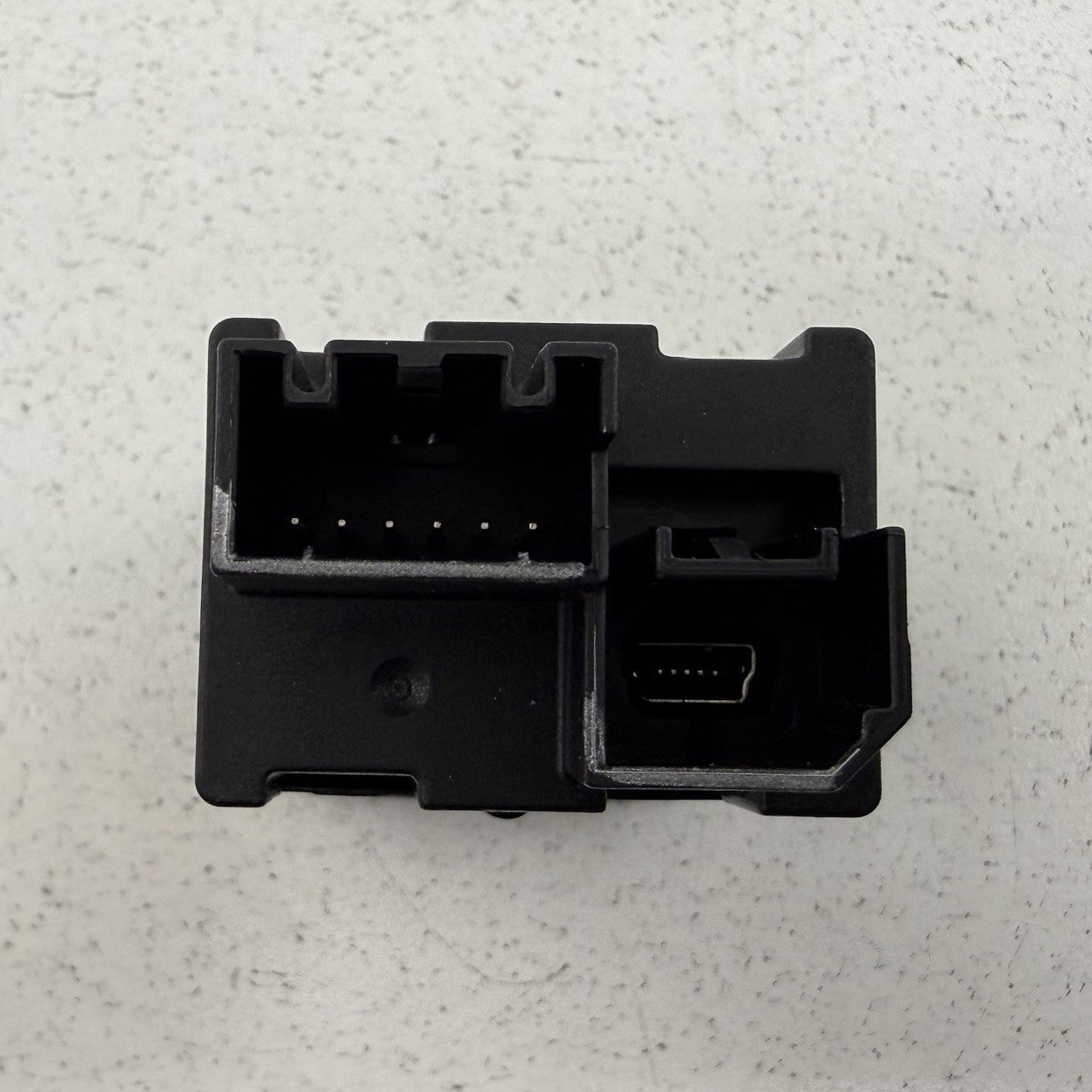 2021 Chevrolet Camaro ZL1 Center Console USB Port Auxiliary Jack 13526854 OEM