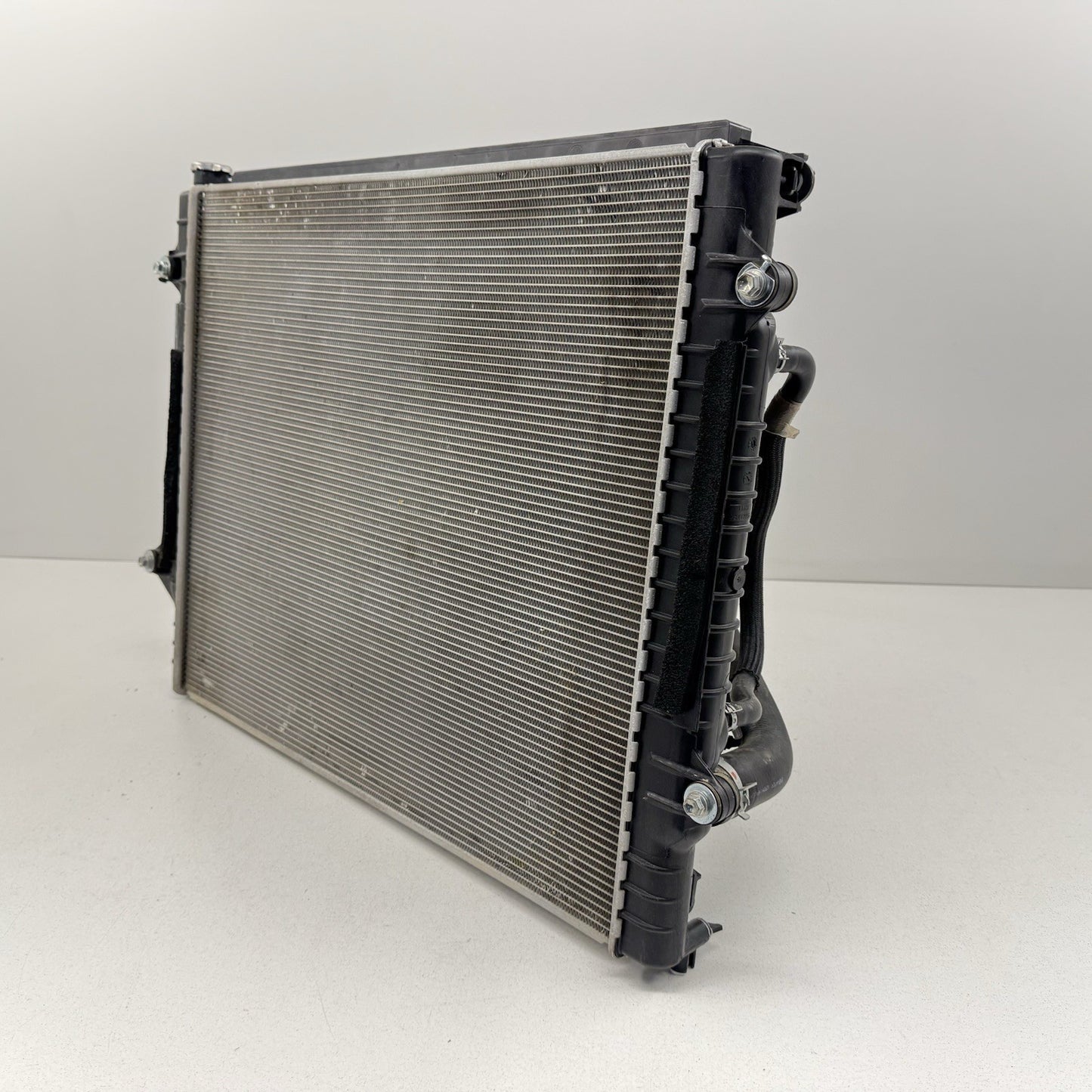 16-23 Toyota Tacoma 3.5L Automatic Engine Radiator With Fan Shroud Assembly OEM