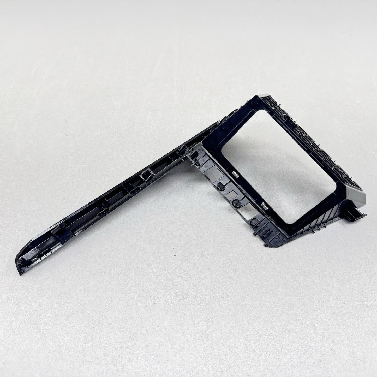 22-25 VOLKSWAGEN GOLF R CENTER CONSOLE PHONE CHARGING SURROUND TRIM COVER OEM