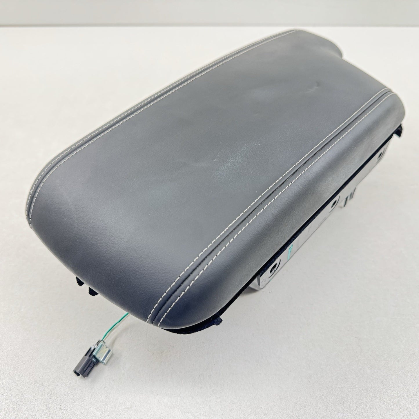 22-24 CADILLAC CT4 V BLACKWING CENTER CONSOLE ARMREST ARM REST STORAGE TRAY OEM