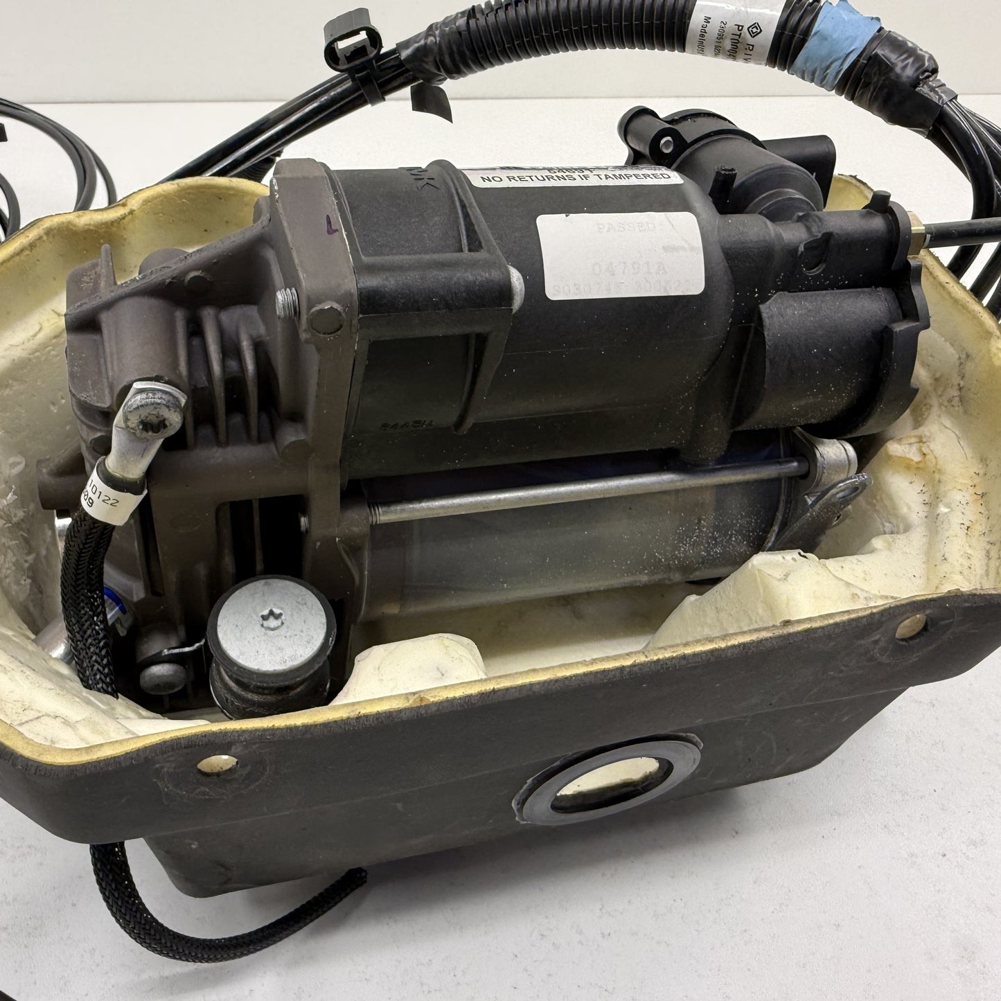2022-2024 Rivian R1S Air Suspension Compressor Pump Valve Block C400003024 OEM
