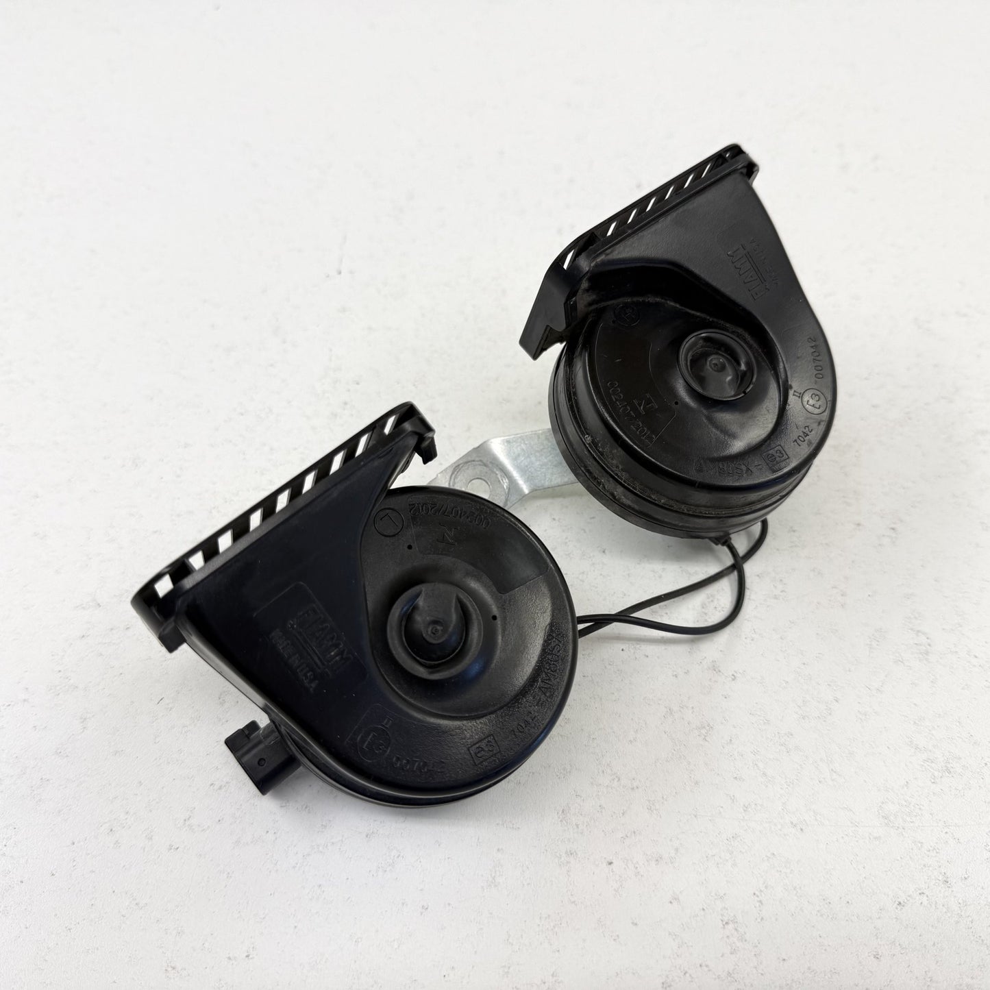 2019-2024 Ram 2500 3500 Low &amp; High Note Tone Horn Signal Pair W/ Bracket OEM