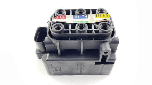 07-09 MERCEDES BENZ W221 S550 AIRMATIC AIR SHOCK SUSPENSION VALVE BLOCK OEM