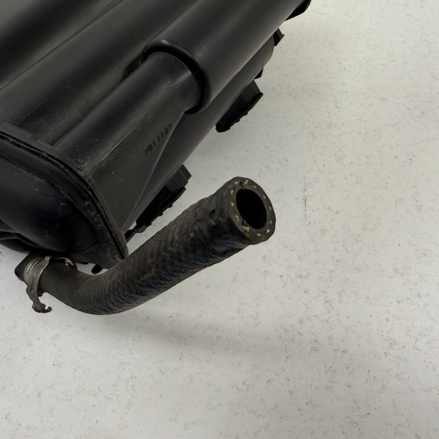 2008-2014 Mercedes-Benz C250 W204 Fuel Evap Vapor Charcoal Emission Canister OEM