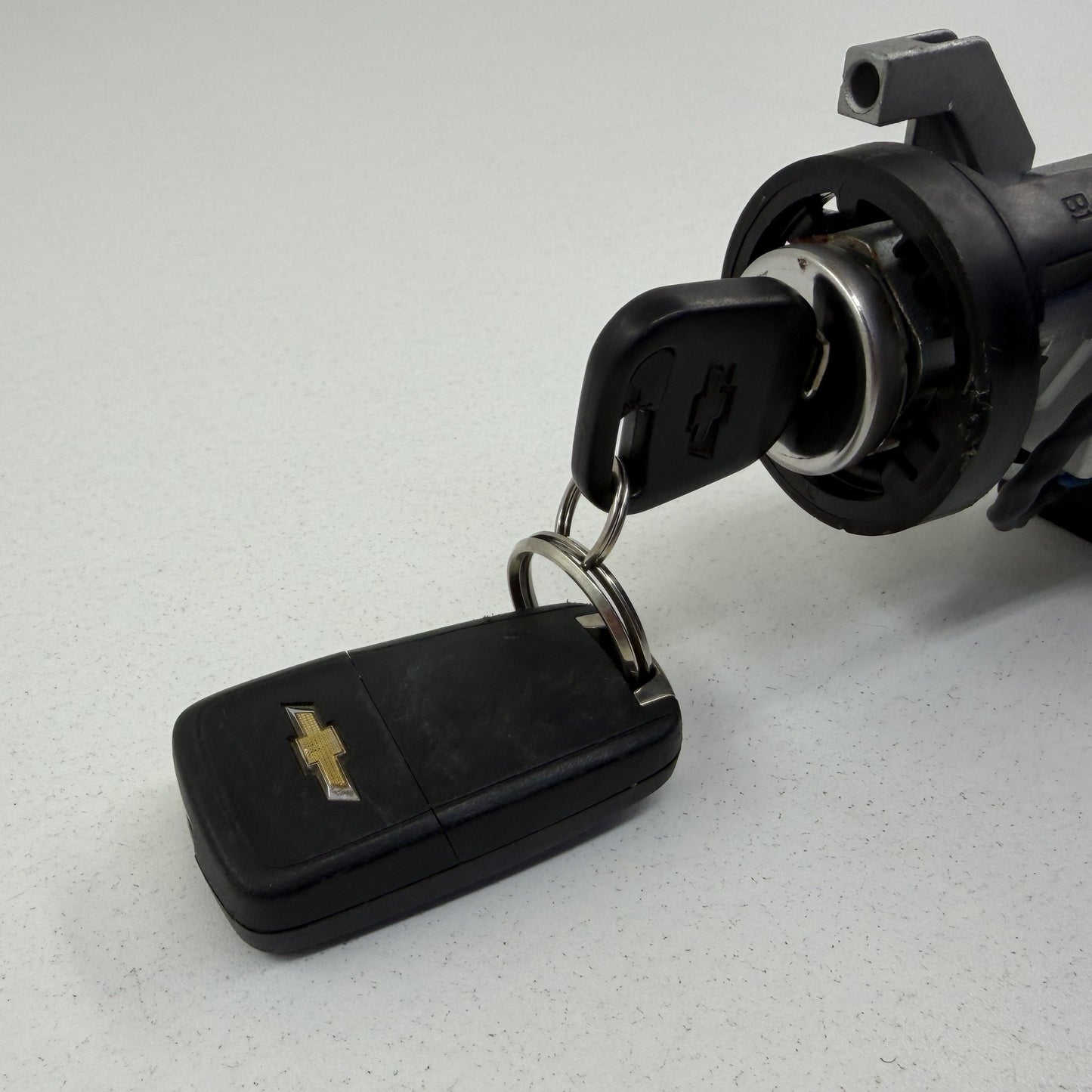 2010-2015 Chevrolet Camaro Ignition Switch Lock Cylinder W/ Key 13504286 OEM