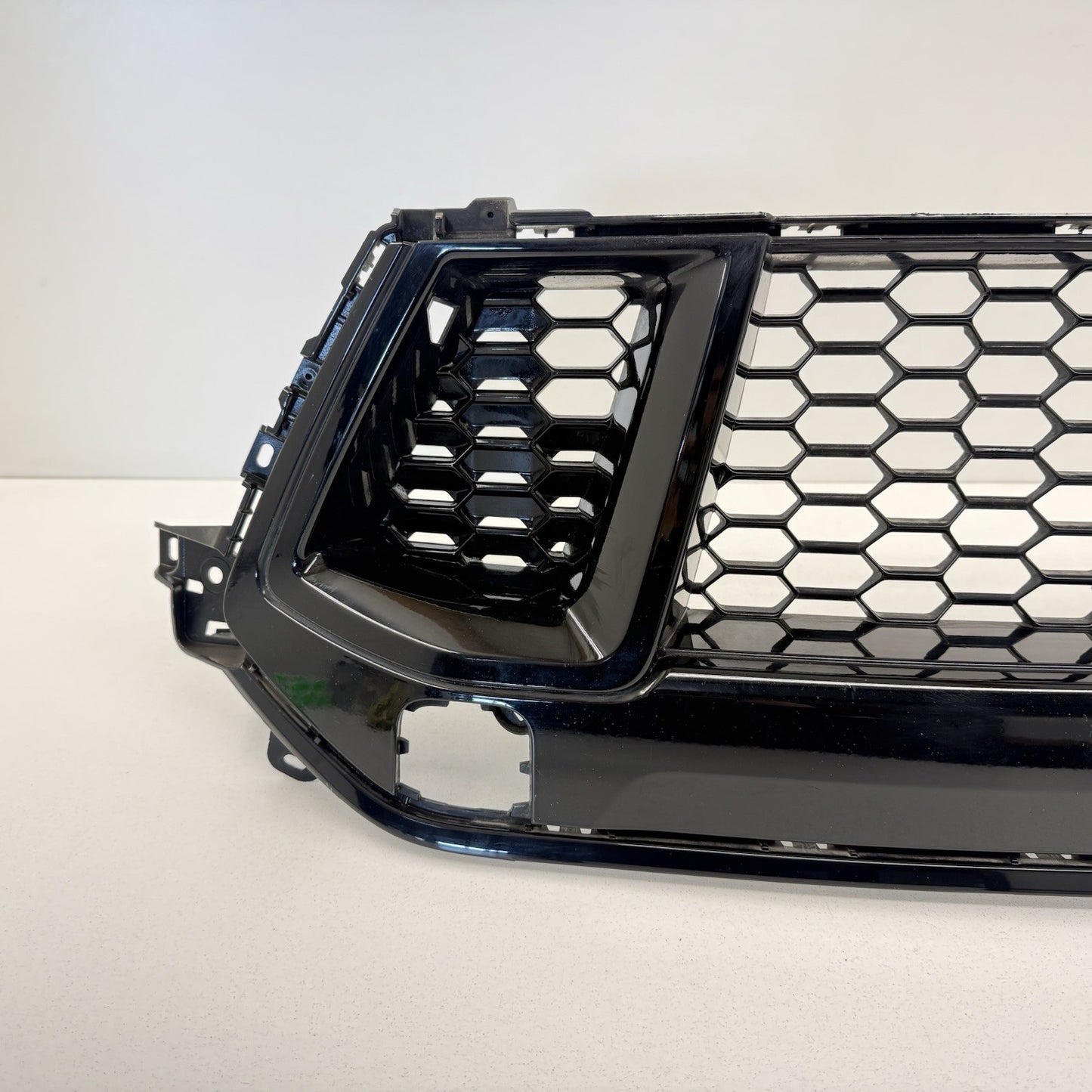 24-26 Ford Mustang GT Front Bumper Upper Grill Grille PR3B-8150-CBW OEM