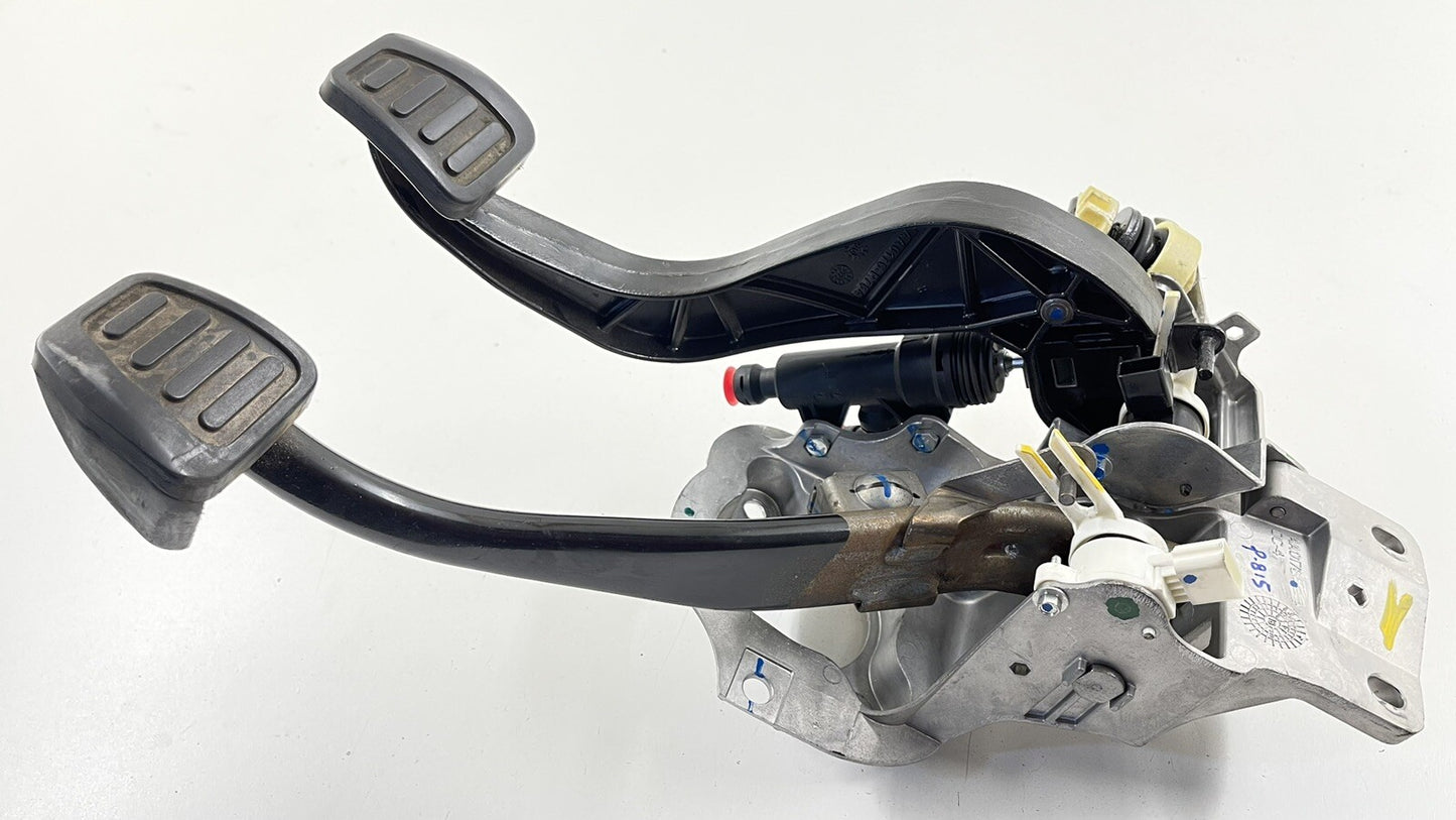 16-24 CHEVROLET CAMARO SS BRAKE & CLUTCH PEDAL ASSEMBLY 23105888 OEM