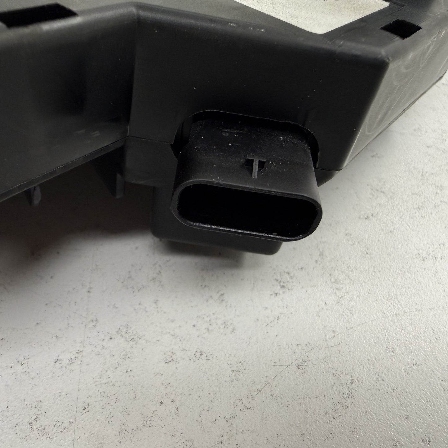 2014-2018 Bentley Flying Spur Right Side Battery Starter Fuse Box 3Y0915463C OEM