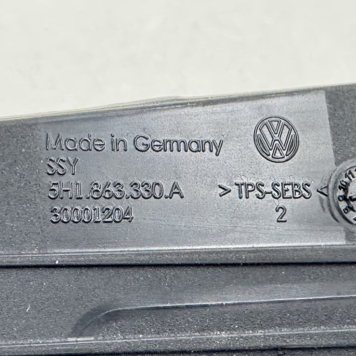 22-25 VOLKSWAGEN GOLF R MK8 CENTER CONSOLE WIRELESS CHARGE PHONE CHARGING OEM