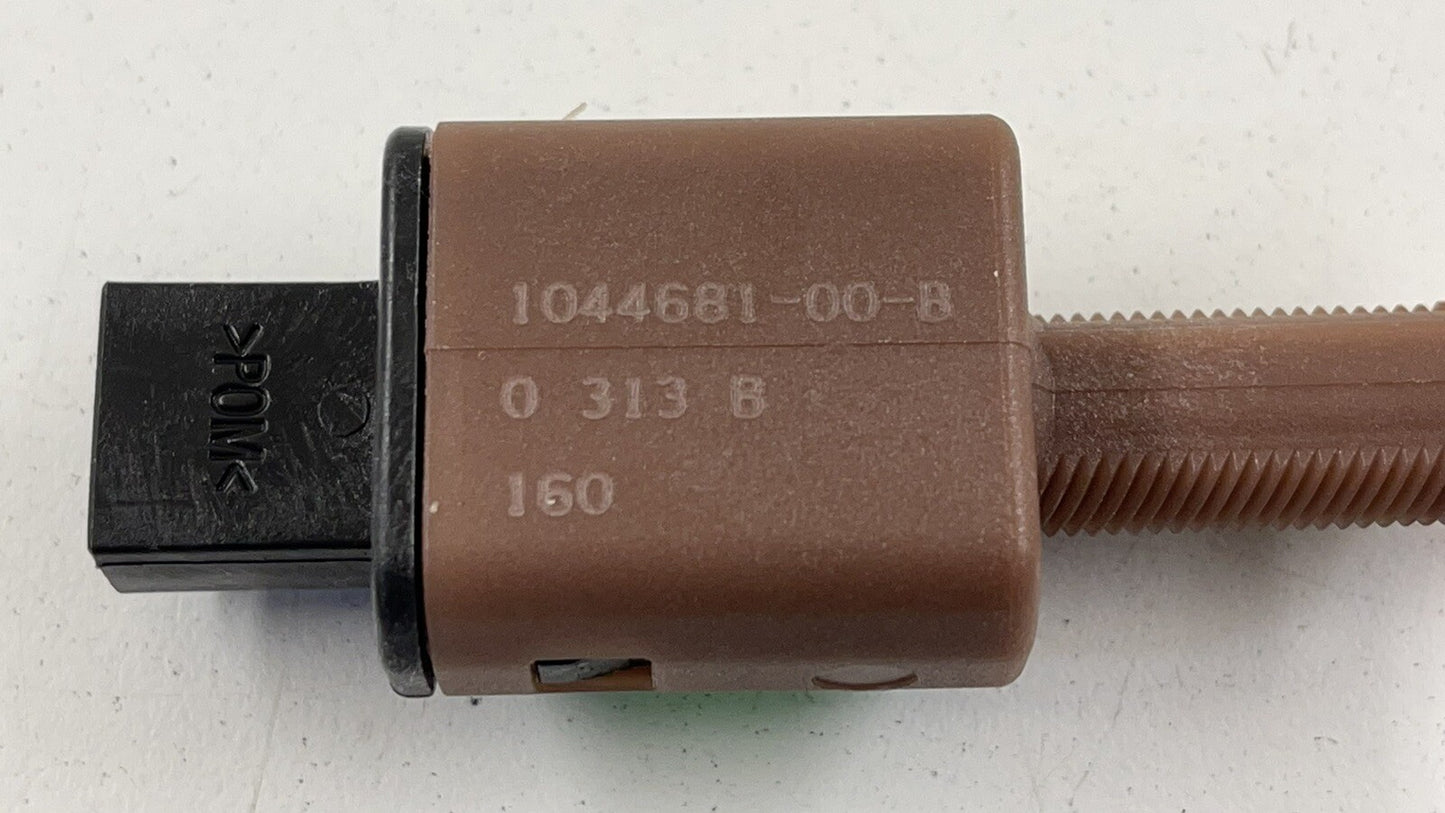 20-23 TESLA MODEL Y BRAKE PEDAL STOP BRAKE LIGHT SWITCH SENSOR 1044681-00-B OEM