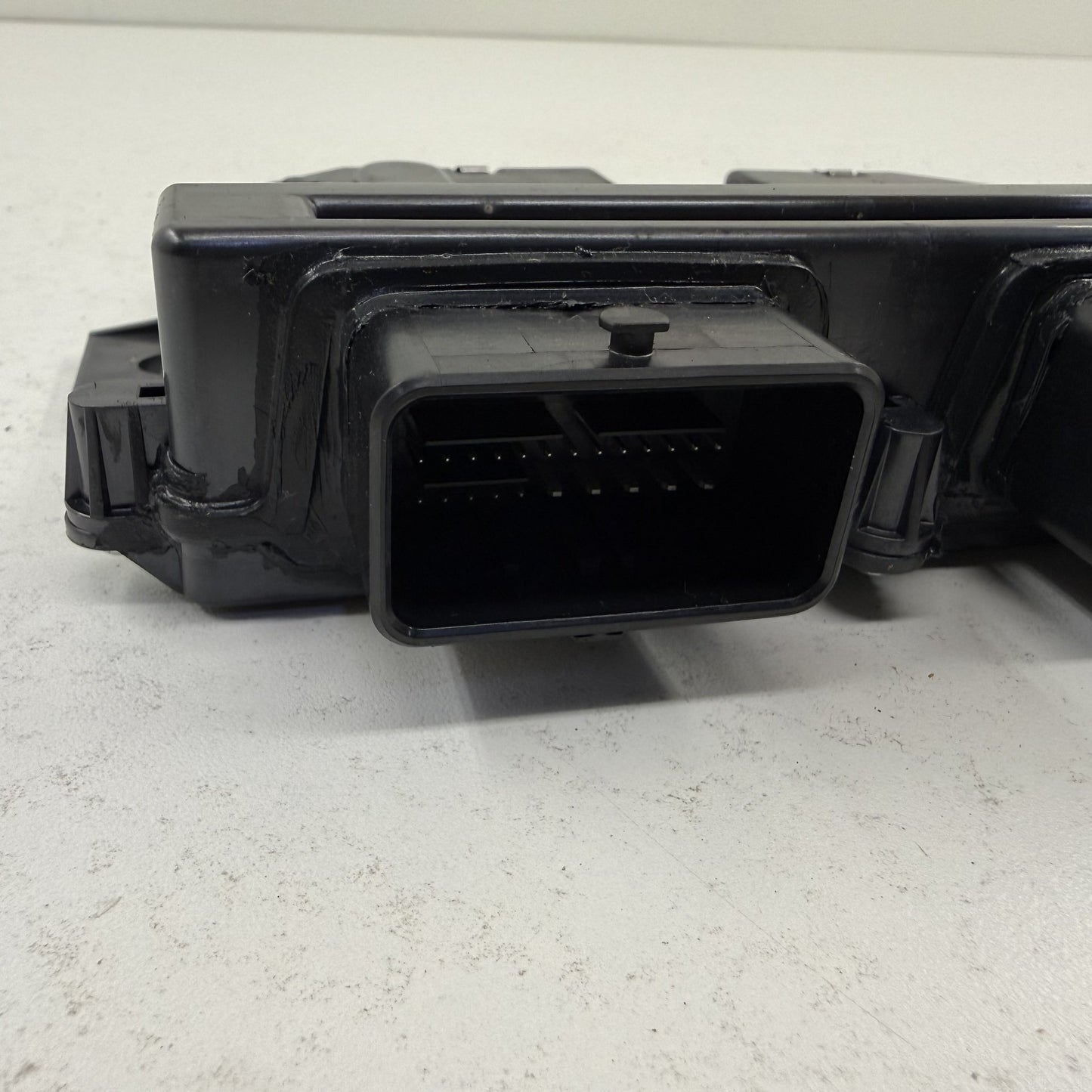 2022-2024 Rivian R1S R1T Power Bed Tailgate Control Module PT00054997-H OEM