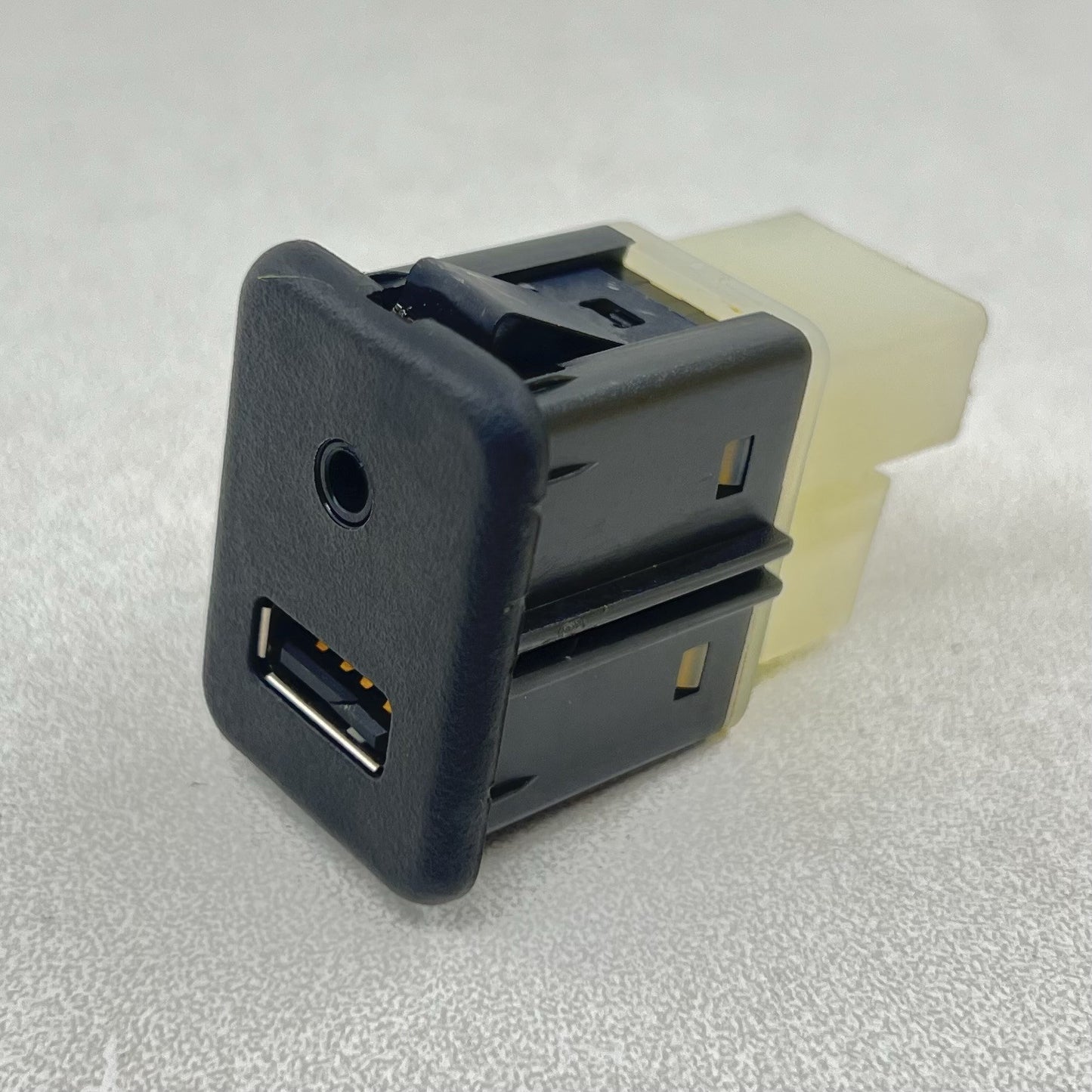 10-11 CHEVROLET CAMARO SS CENTER CONSOLE USB PORT SOCKET 25832462 OEM
