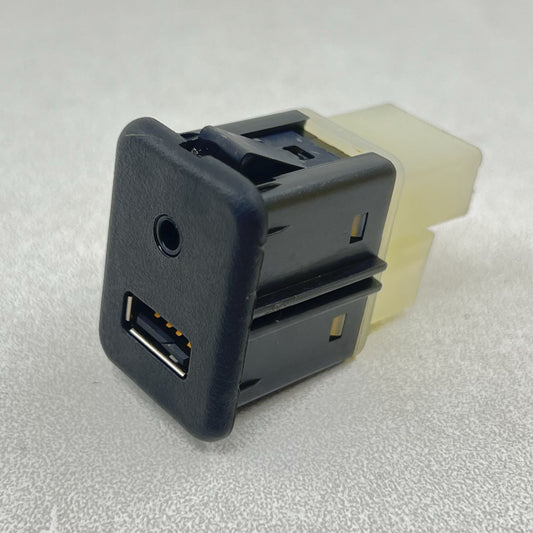 10-11 CHEVROLET CAMARO SS CENTER CONSOLE USB PORT SOCKET 25832462 OEM