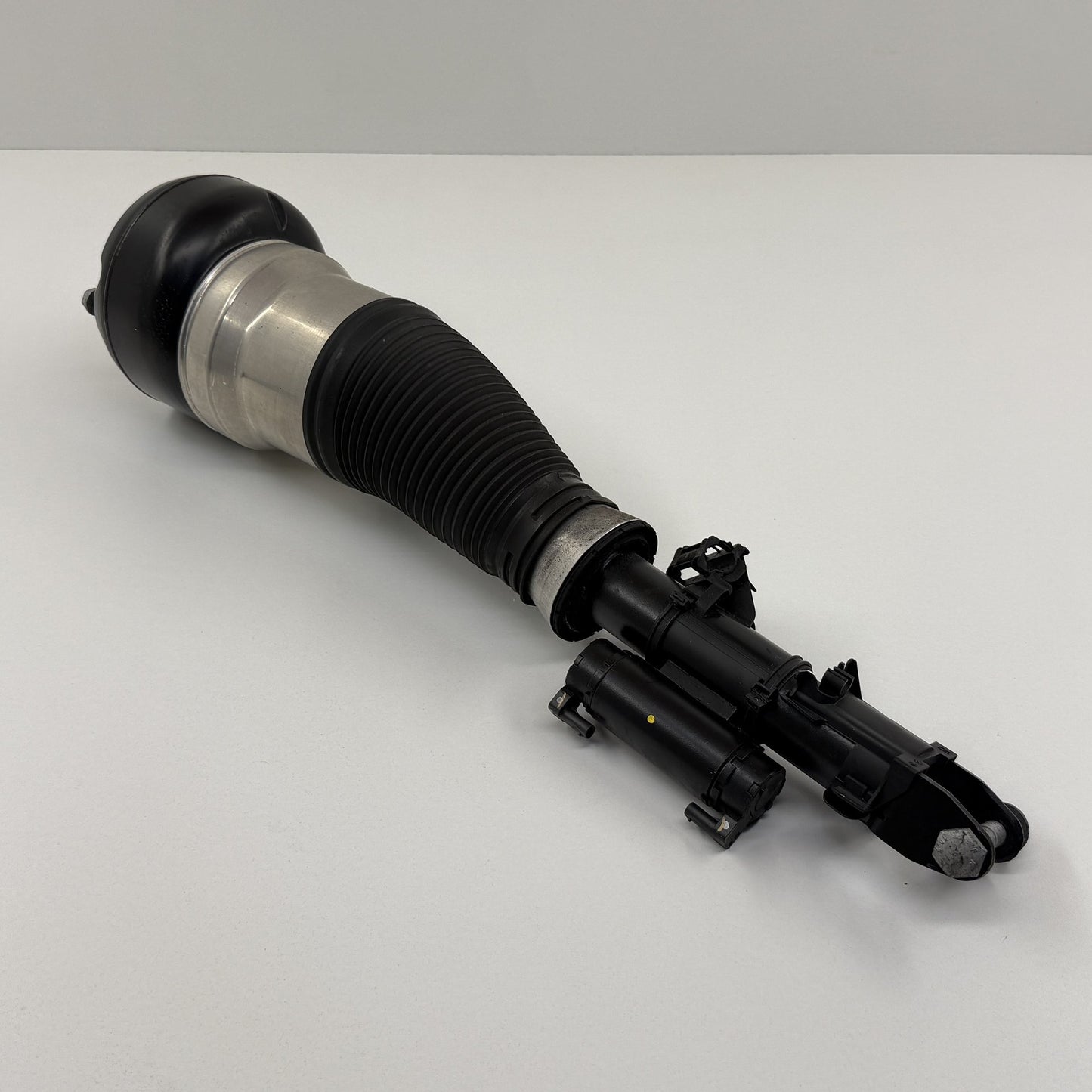 2014-2017 Mercedes-Benz S550 W222 RWD Front Air Suspension Shock Strut Pair OEM