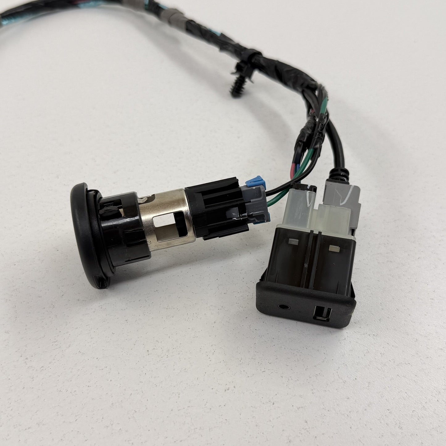 2010-2015 Chevrolet Camaro Center Console Aux USB Port Socket W/ Harness OEM