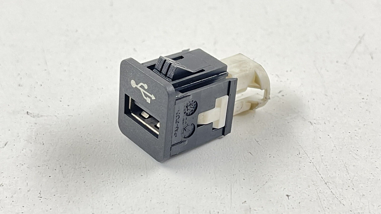 12-19 BMW M5 M6 CENTER CONSOLE USB PORT SOCKET 9229294 OEM