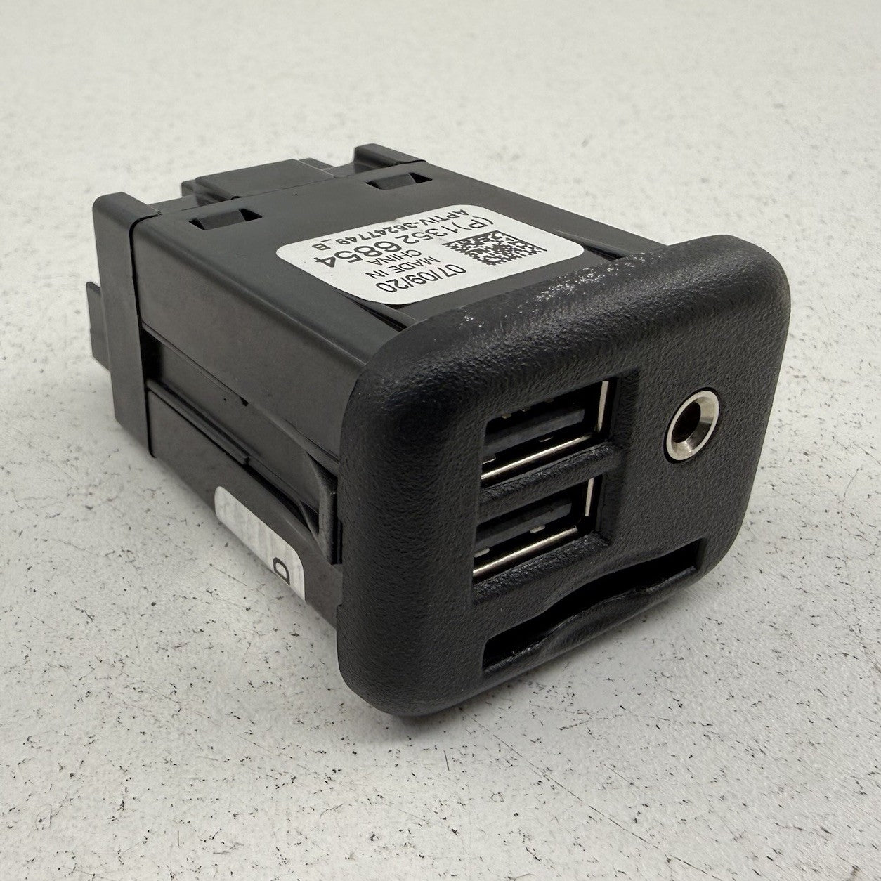 2021 Chevrolet Camaro ZL1 Center Console USB Port Auxiliary Jack 13526854 OEM