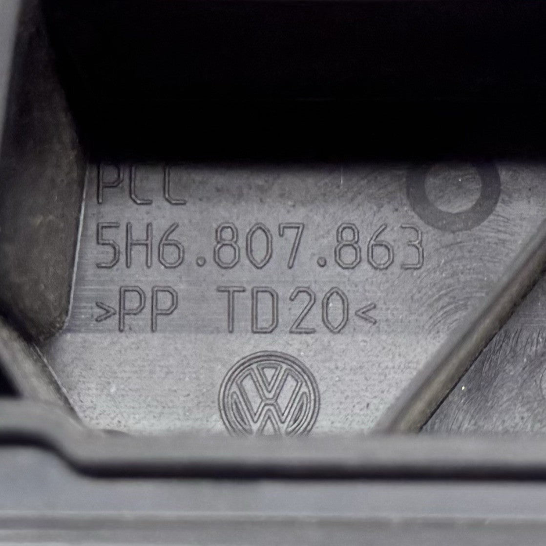 22-25 VOLKSWAGEN GOLF R MK8 REAR CENTER BUMPER BRACKET SUPPORT MOUNT OEM