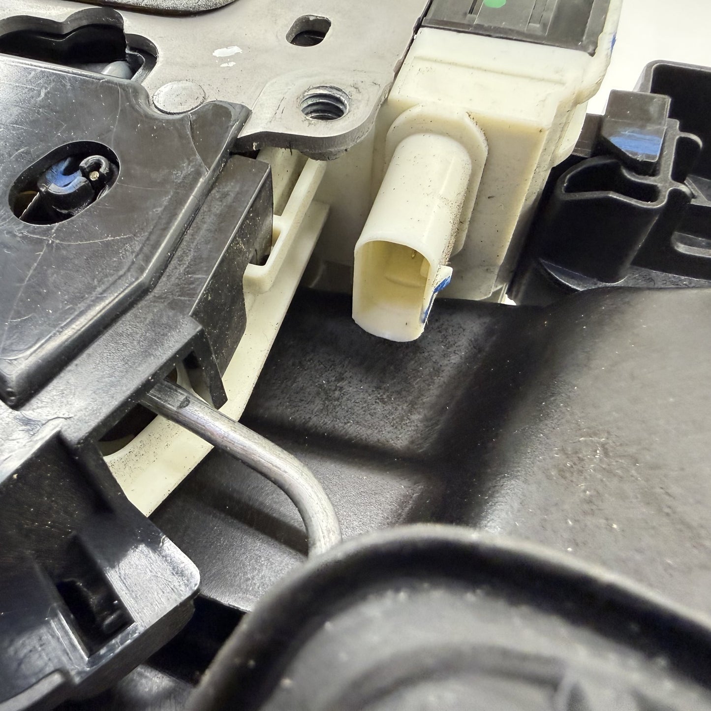 2008-2014 Mercedes-Benz C250 W204 Driver Left Front Door Lock Latch Actuator OEM
