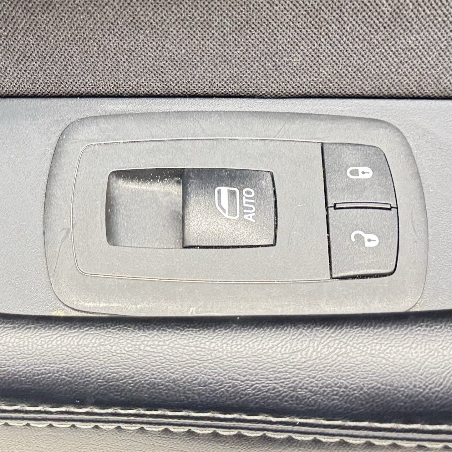 15-23 DODGE CHALLENGER PASSENGER RIGHT INTERIOR DOOR PANEL COVER TRIM OEM