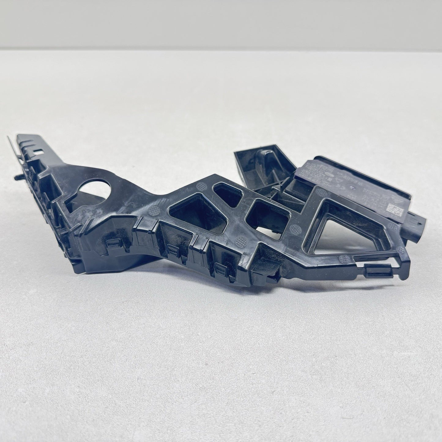 22-24 VOLKSWAGEN GOLF R LEFT FRONT BUMPER BRACKET MOUNT WITH KEYLESS ANTENNA OEM