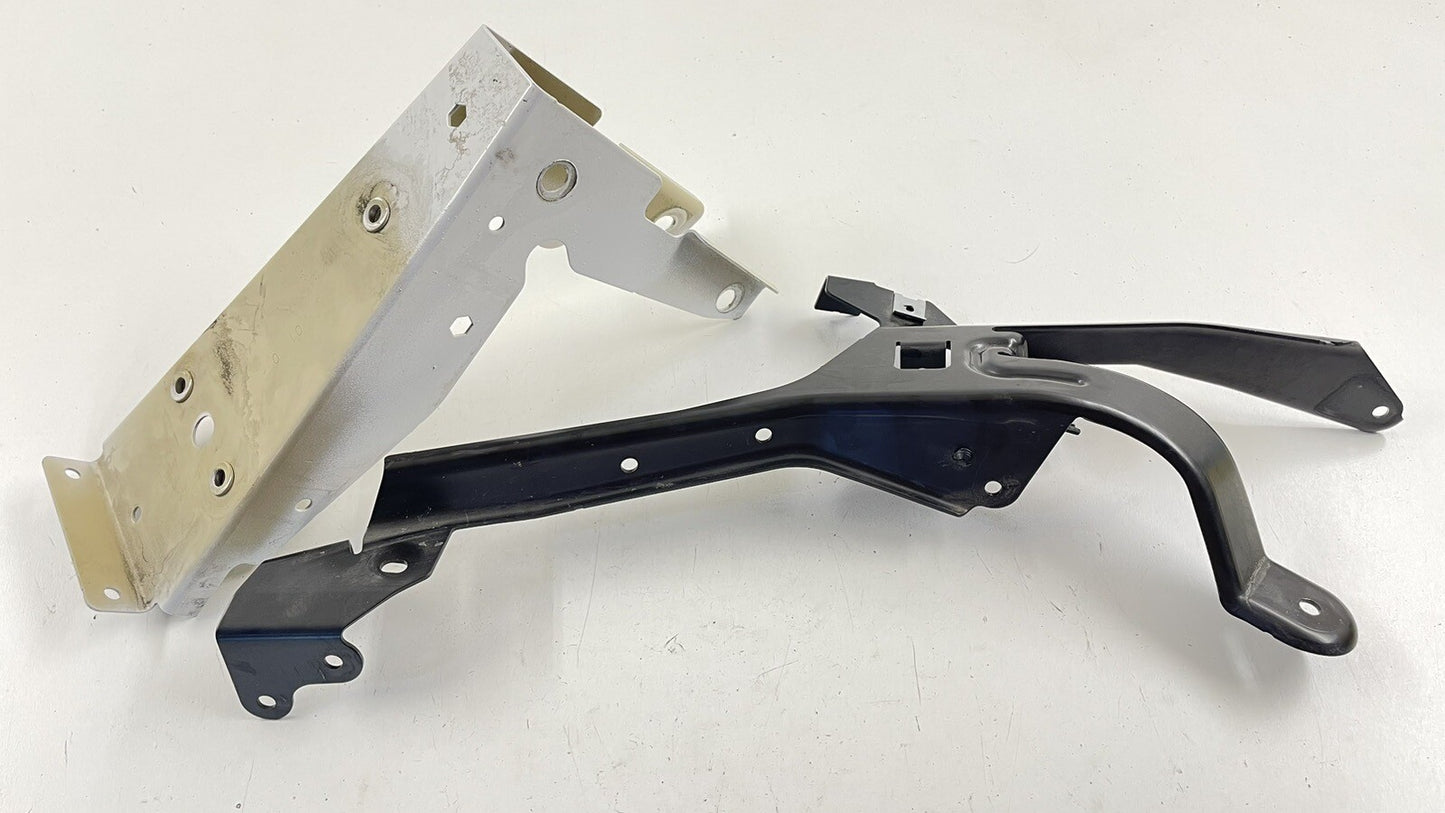 10-16 PORSCHE PANAMERA RIGHT FRONT FENDER BRACKET SUPPORT MOUNT PAIR OEM