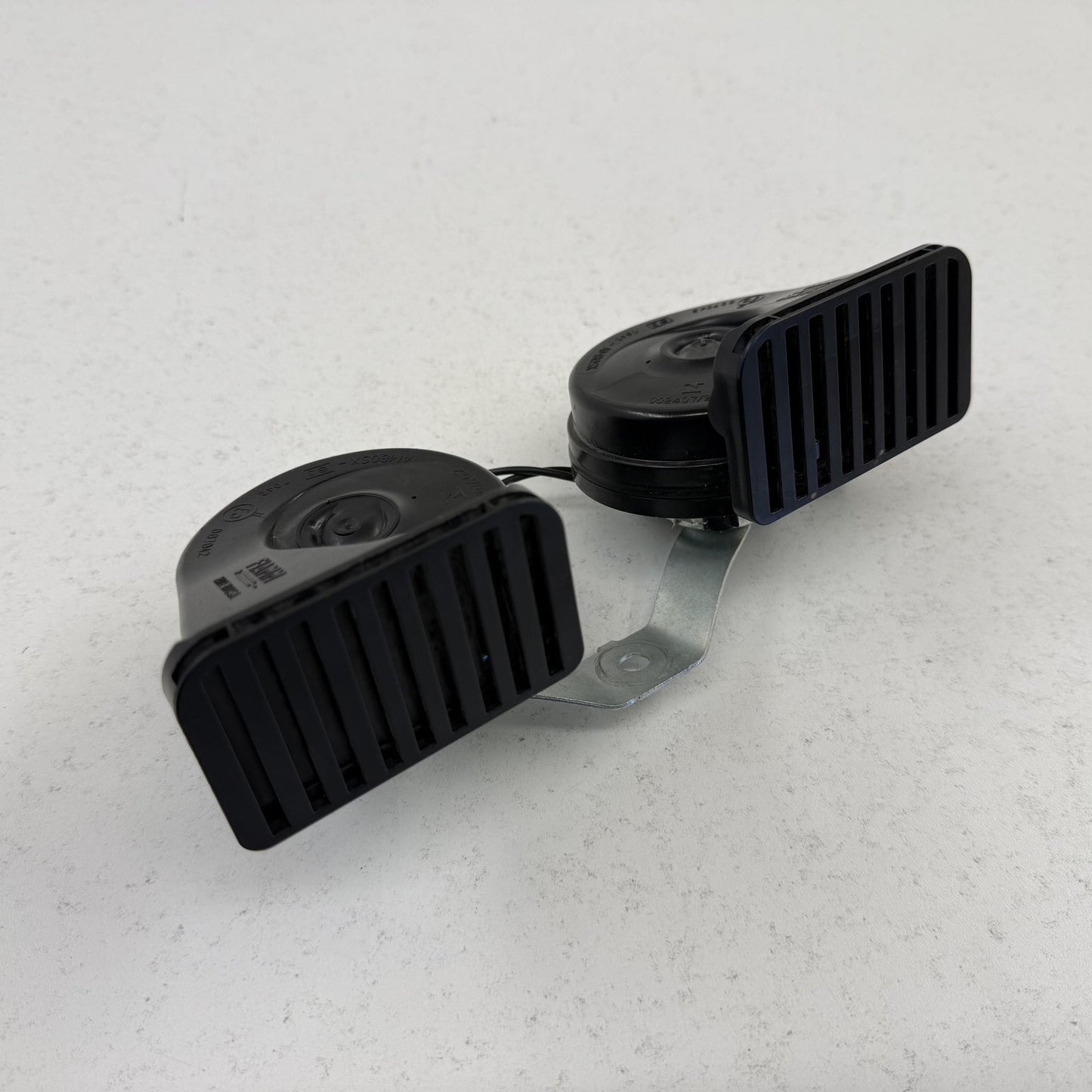 2019-2024 Ram 2500 3500 Low &amp; High Note Tone Horn Signal Pair W/ Bracket OEM