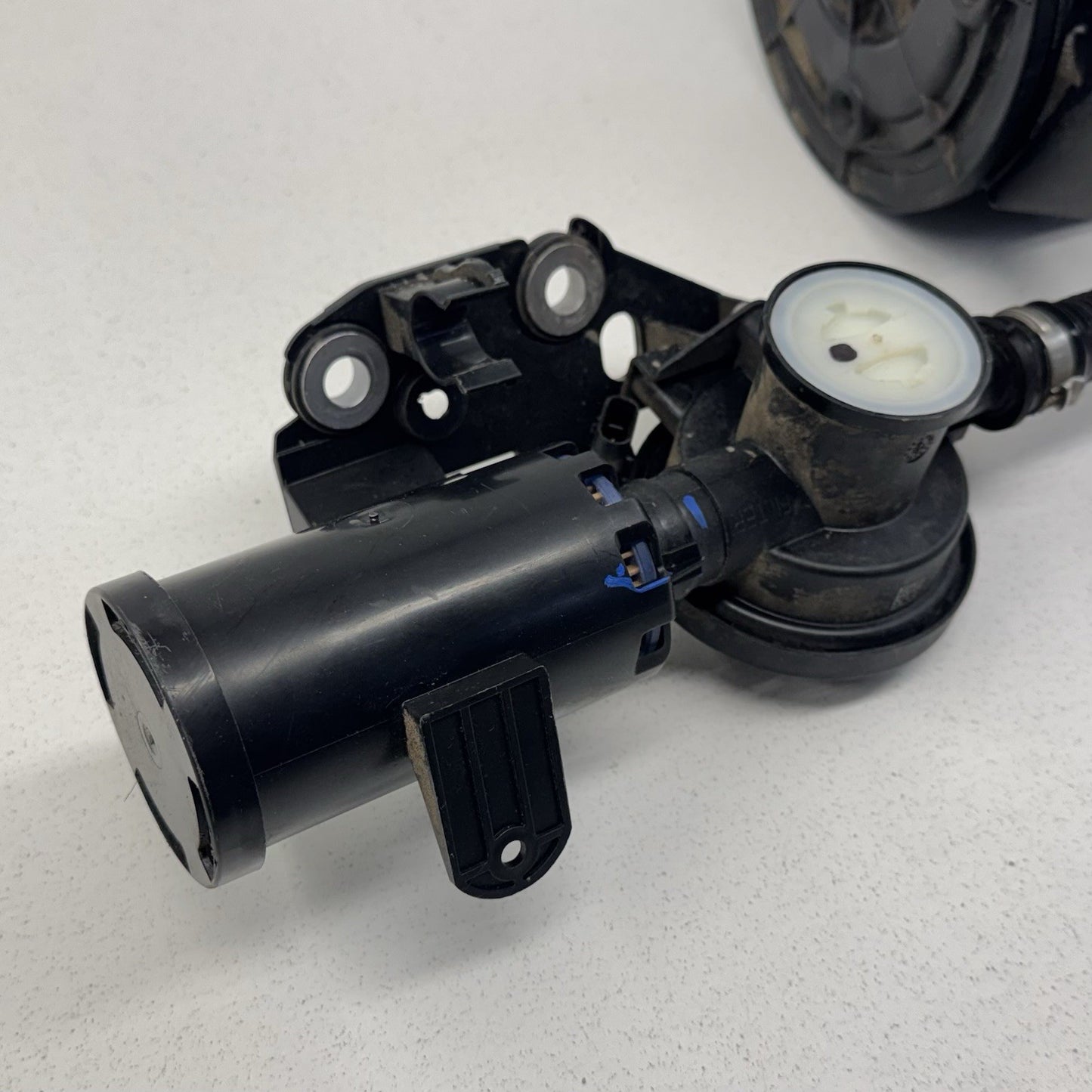 18-24 BMW G01 G02 X3 X4 Fuel Evap Vapor Charcoal Emission Canister 7459686 OEM