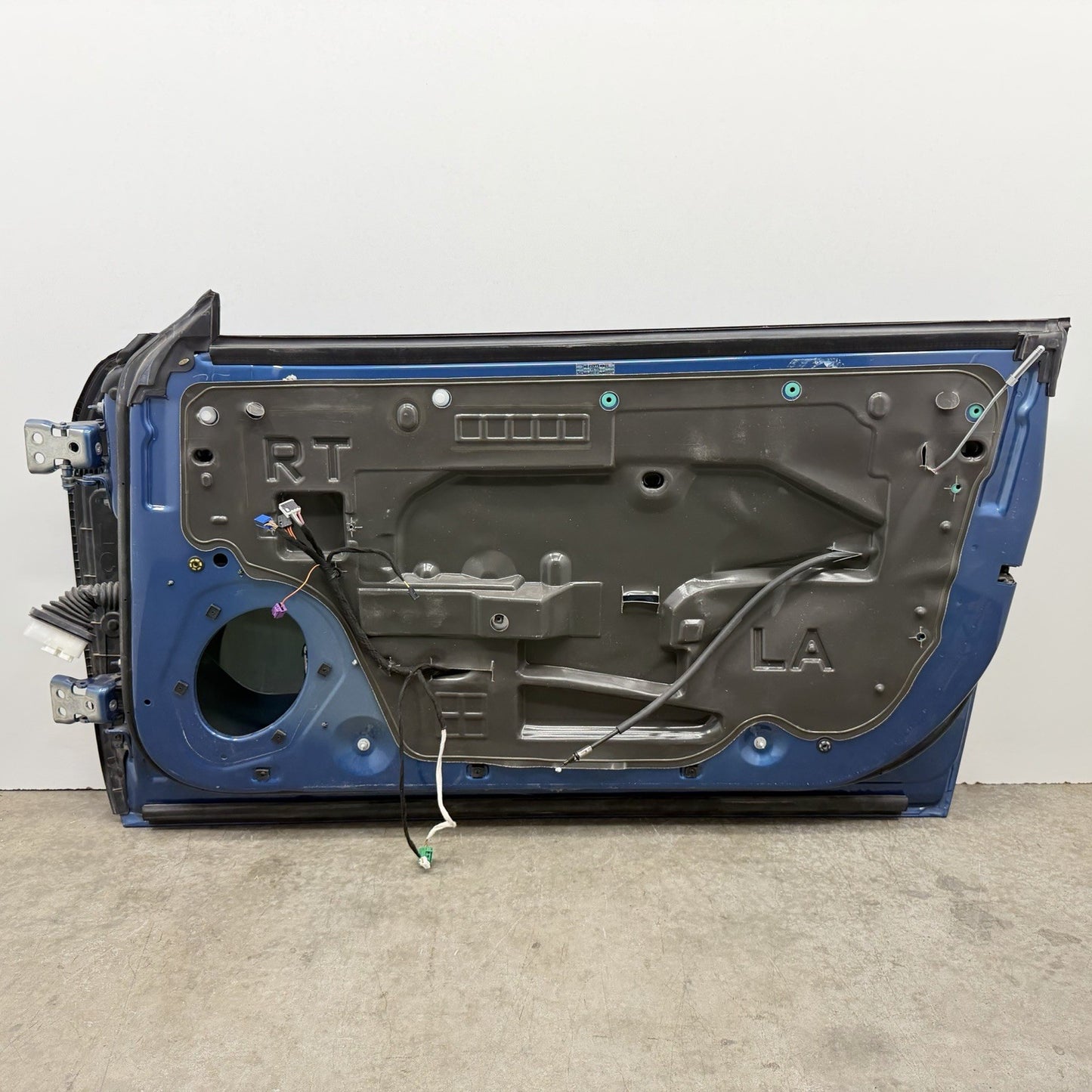 15-23 Dodge Challenger Passenger Right Door Shell Complete With Glass OEM