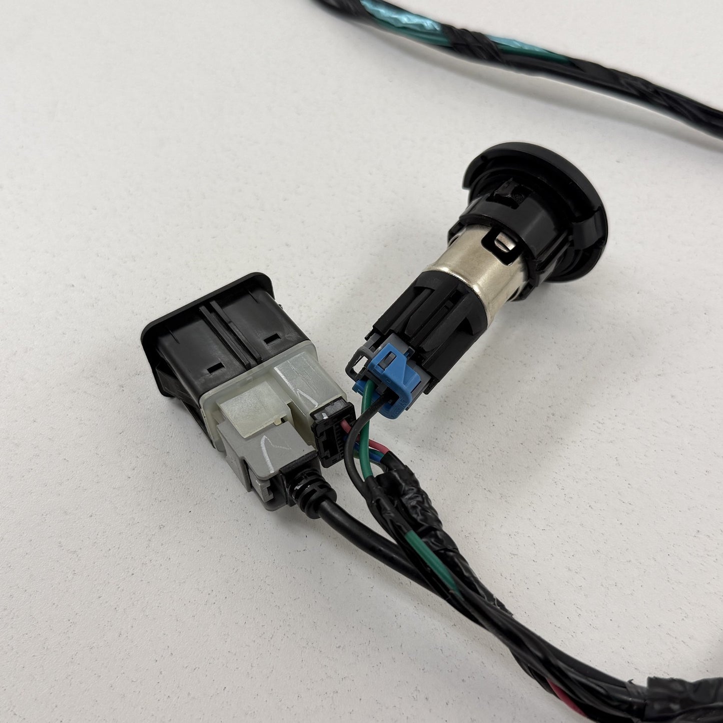 2010-2015 Chevrolet Camaro Center Console Aux USB Port Socket W/ Harness OEM