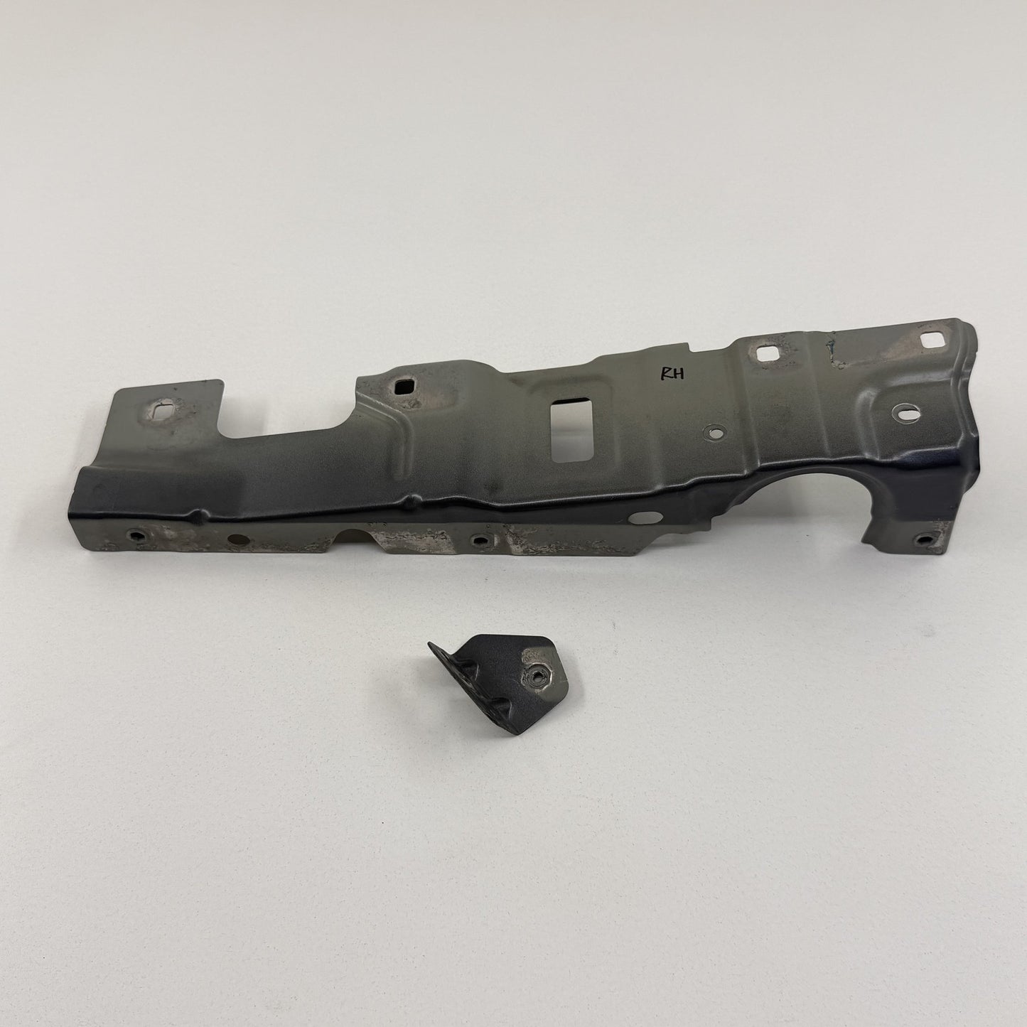 2022-2024 Rivian R1S Passenger Right Front Fender Mount Bracket OEM