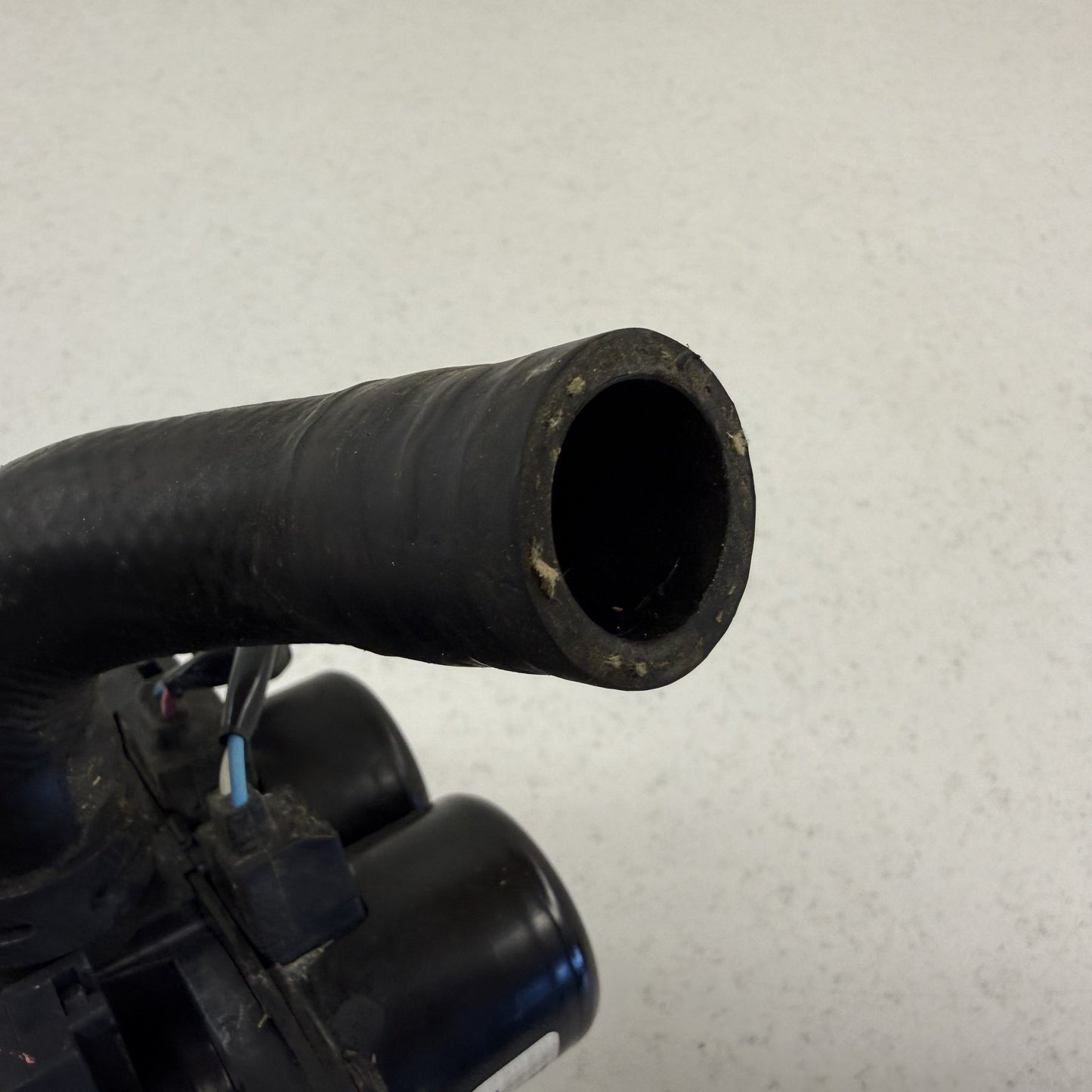 2014-2018 Bentley Flying Spur HVAC Heater Coolant Control Valve 3D1959617D OEM