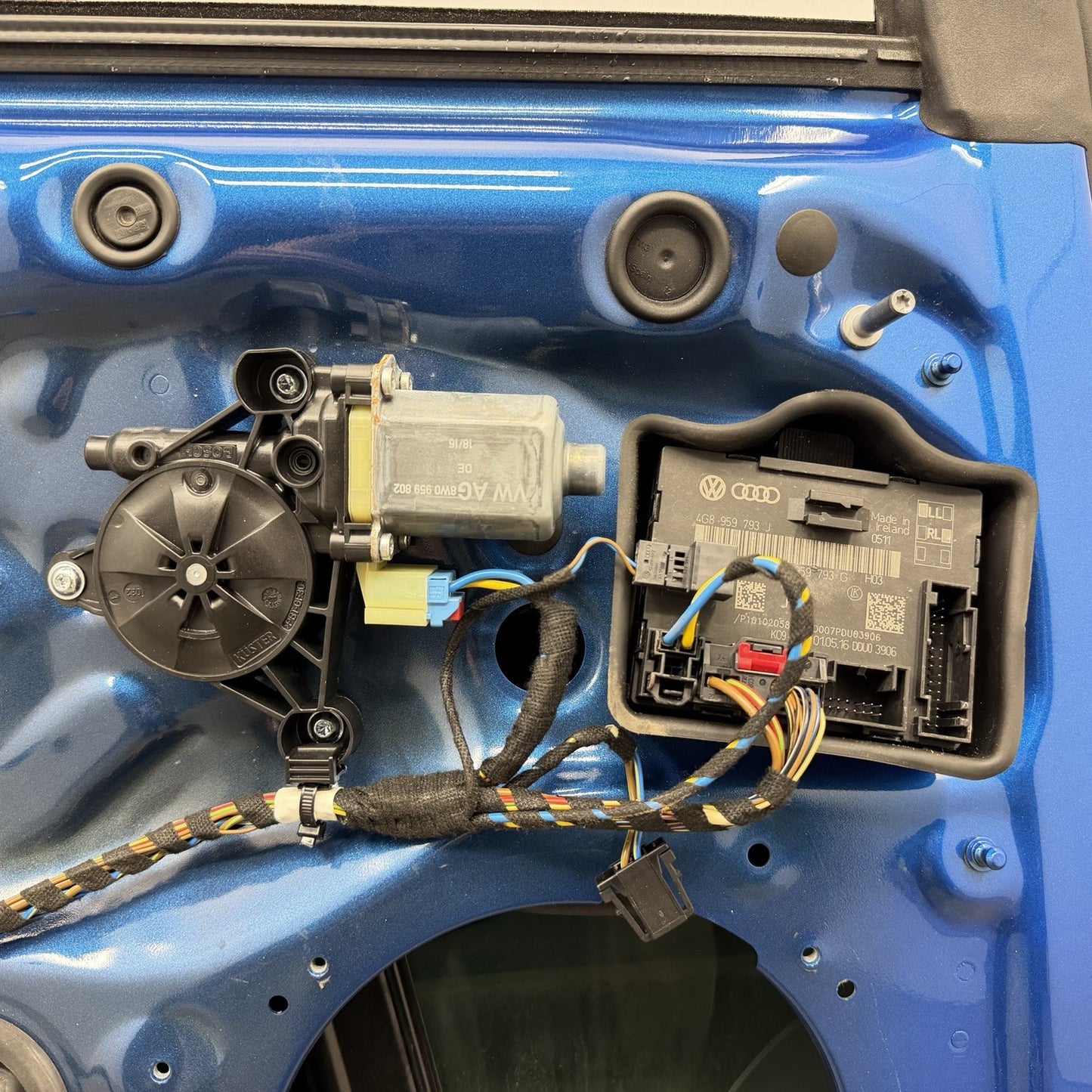 17-23 Audi R8 Coupe Driver Left Door Shell Complete With Glass Ara Blue OEM