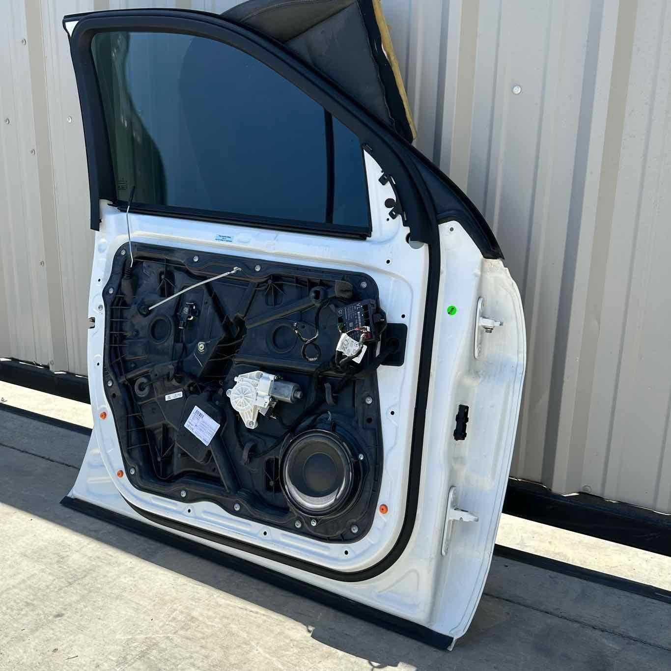 13-16 MERCEDES GL350 X166 DRIVER LEFT FRONT DOOR COMPLETE WITH GLASS WHITE OEM