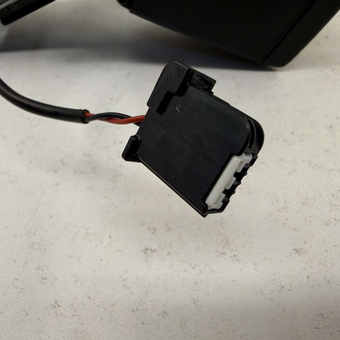 2022-2024 Rivian R1S Rear 3rd Third Row Dual Seat Belt Buckle PT00040140-C OEM