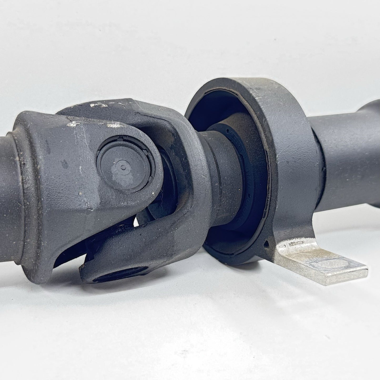 06-10 BMW M6 E63 E64 DRIVESHAFT DRIVE SHAFT PROPELLER CARRIER 2282980-10 OEM