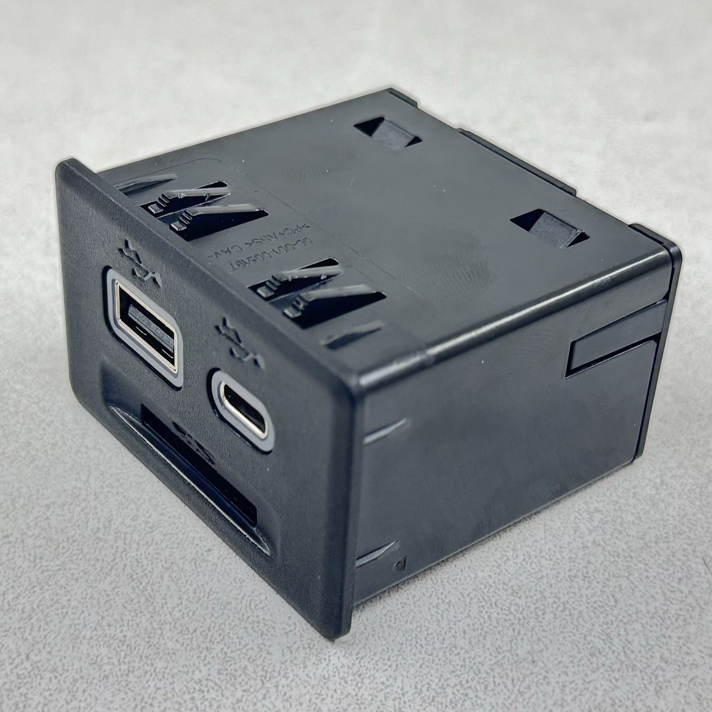 22-24 CADILLAC CT5 V BLACKWING CENTER CONSOLE USB PORT SD CARD SLOT READER OEM