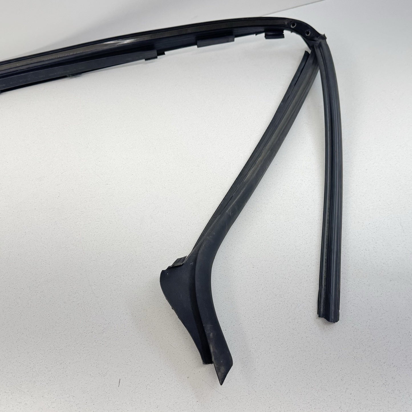 08-15 Audi TT Convertible Front Windshield Weatherstrip Seal 8J7845353C OEM