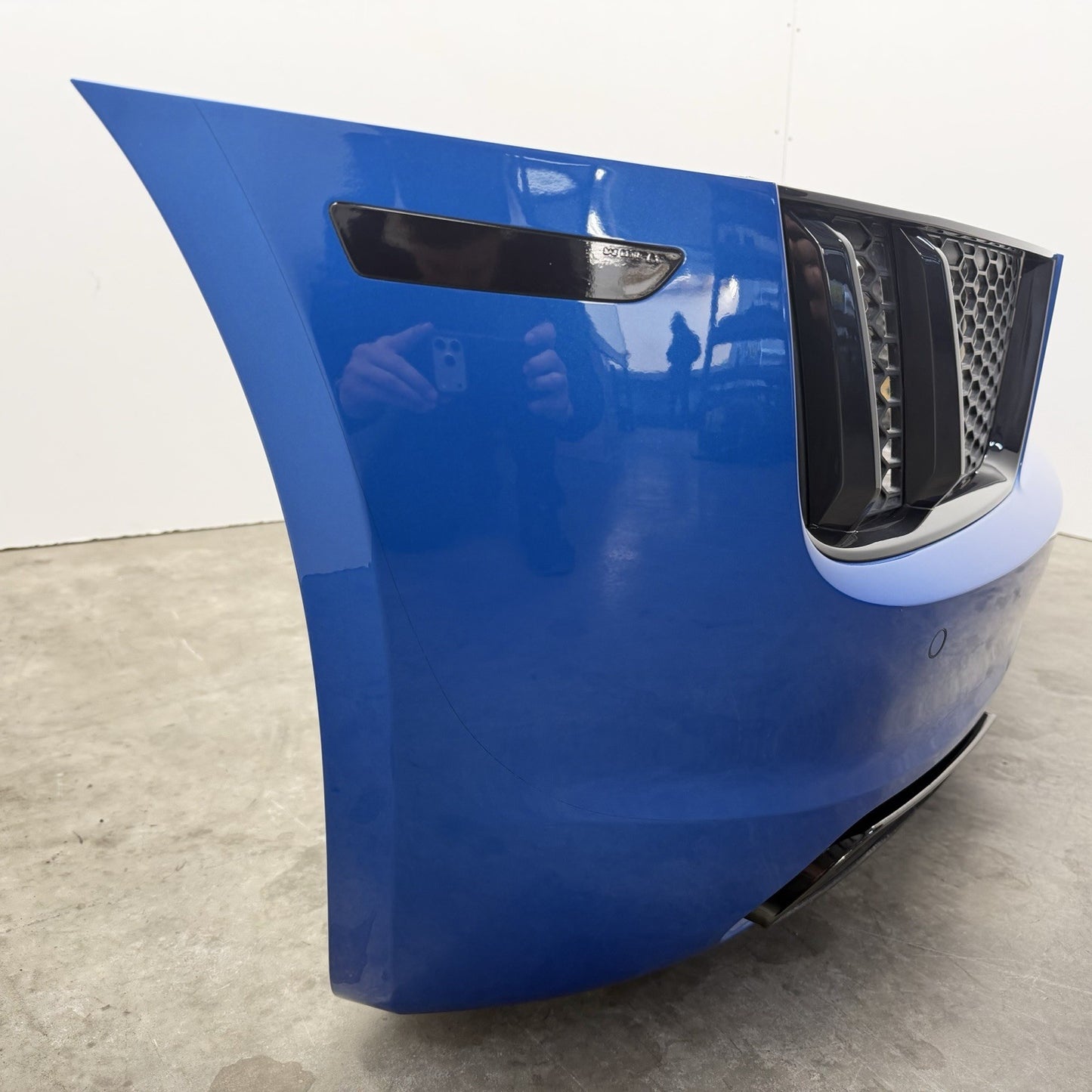 17-18 Audi R8 Rear Bumper Cover Complete W/ Carbon Fiber Valance & Sensors OEM