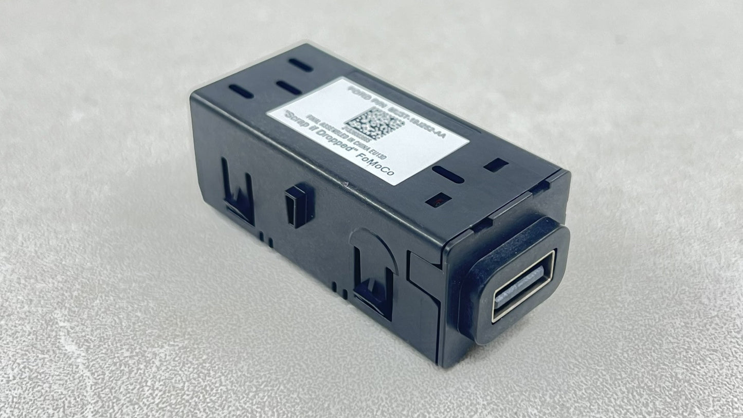 24-25 FORD MUSTANG GT FRONT USB PORT CHARGE PORT MU5T-19J252-AA OEM