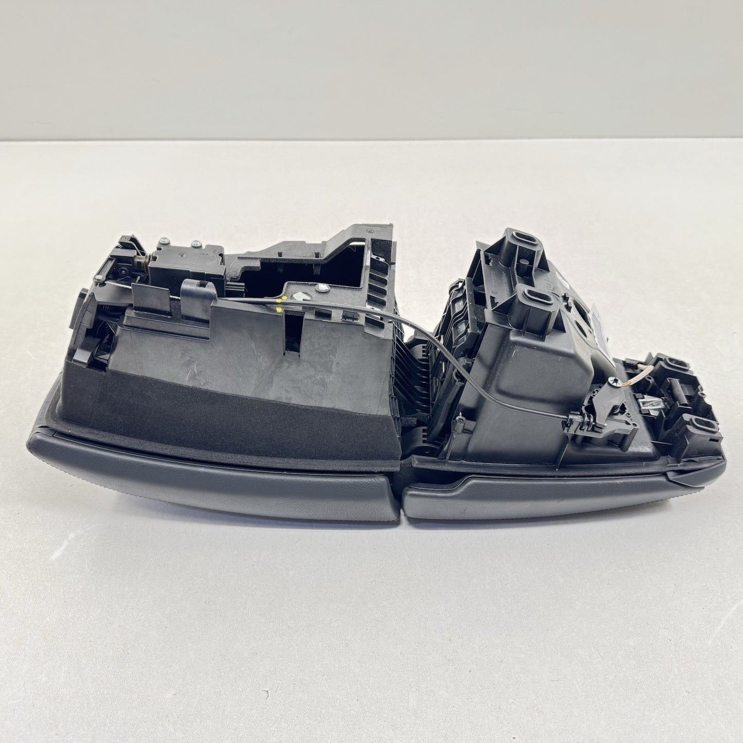 06-10 BMW M6 E63 E64 Center Console Armrest Arm Rest Cover 7072737 OEM