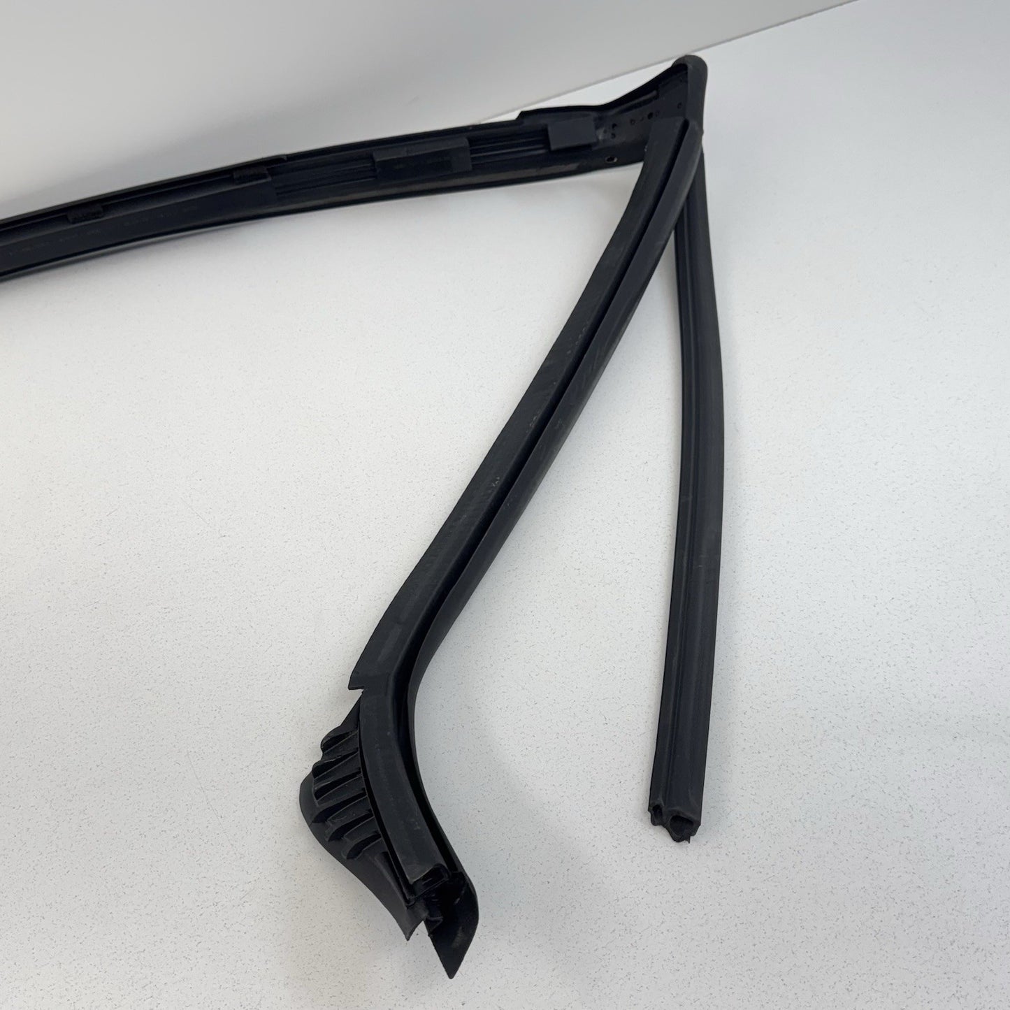 08-15 Audi TT Convertible Front Windshield Weatherstrip Seal 8J7845353C OEM