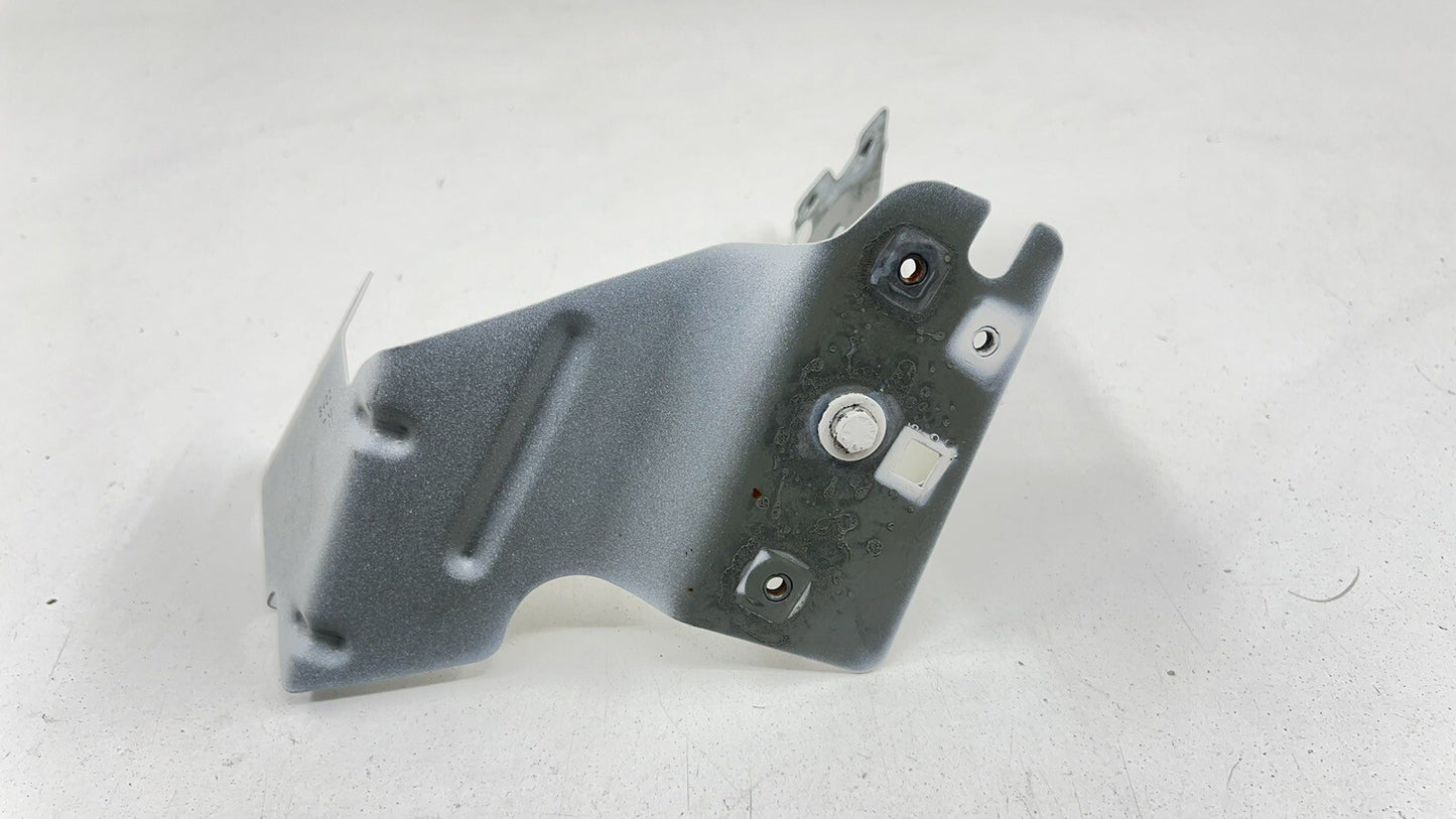 14-23 MASERATI GHIBLI PASSENGER RIGHT FRONT FENDER BRACKET SUPPORT MOUNT OEM
