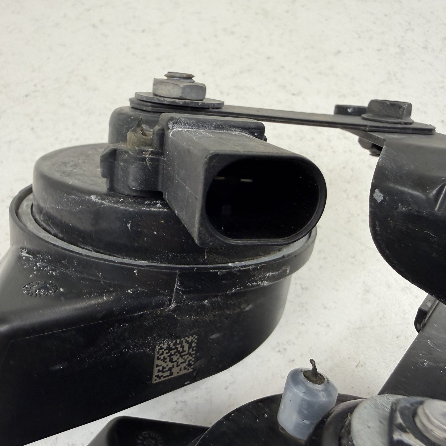 2014-2018 Bentley Flying Spur Low & High Note Tone Horn Signal Pair OEM