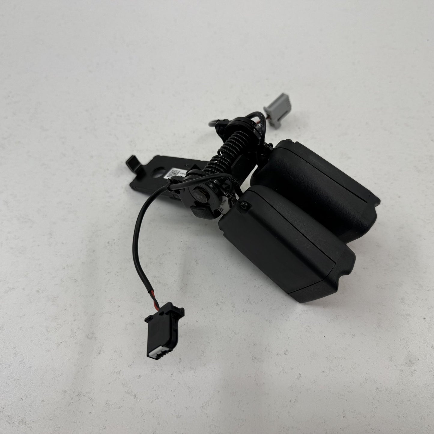2022-2024 Rivian R1S Rear 3rd Third Row Dual Seat Belt Buckle PT00040140-C OEM